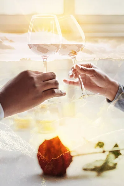 Gros plan du couple heureux tenant des verres avec du vin — Photo