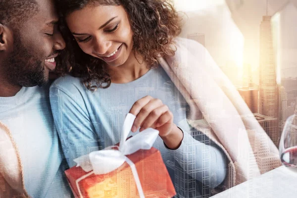 Nahaufnahme eines fröhlichen Paares, das sich freut — Stockfoto