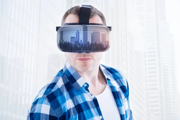 Närbild av allvarlig man bär virtuella mask — Stockfoto