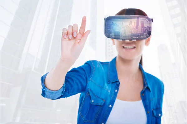 Mulher divertida com óculos de realidade virtual — Fotografia de Stock