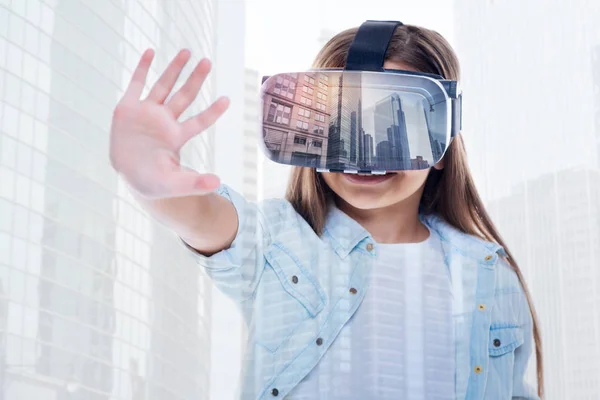 Menina surpresa bonita examinando VR — Fotografia de Stock