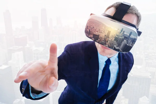 Homem de negócios surpreso descobrindo VR — Fotografia de Stock