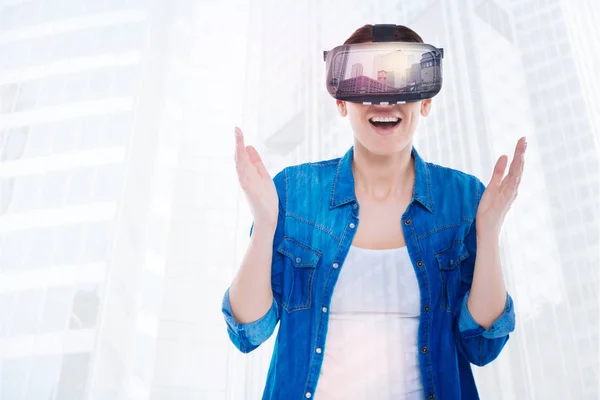 Realidad virtual asombrosa joven mujer asombrada —  Fotos de Stock