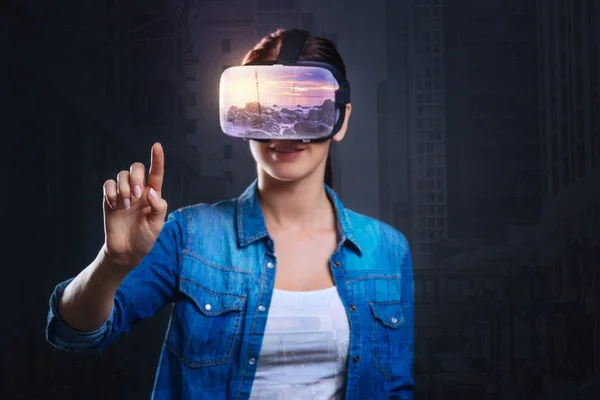 Exuberante mulher feliz ajustando-se à realidade virtual — Fotografia de Stock