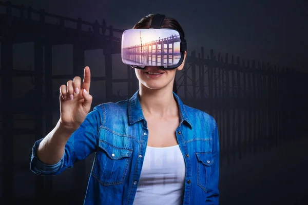 Realidade virtual correndo para a vida mulher feliz — Fotografia de Stock