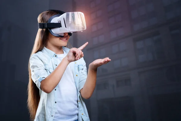 Increíble chica feliz llevando a cabo la investigación en realidad virtual —  Fotos de Stock