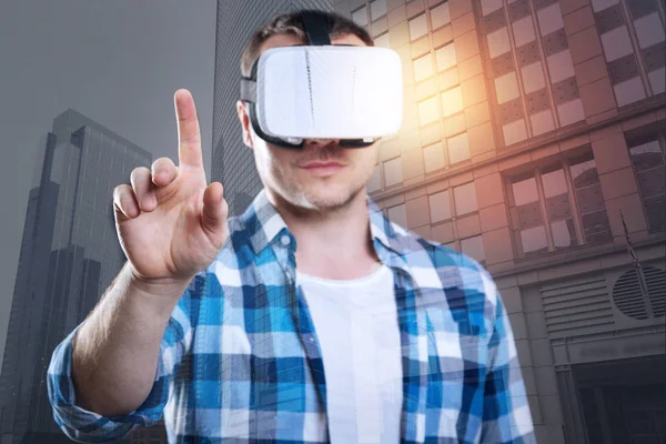 Estudante curioso tentando novos óculos de realidade virtual — Fotografia de Stock