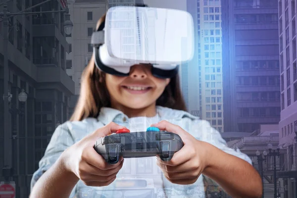 Menina feliz jogando um jogo virtual — Fotografia de Stock