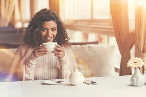 Mujer alegre deliciosa sosteniendo una taza de té — Foto de Stock