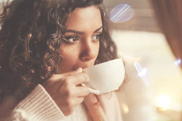 Hermosa mujer afroamericana tomando un sorbo de té — Foto de Stock