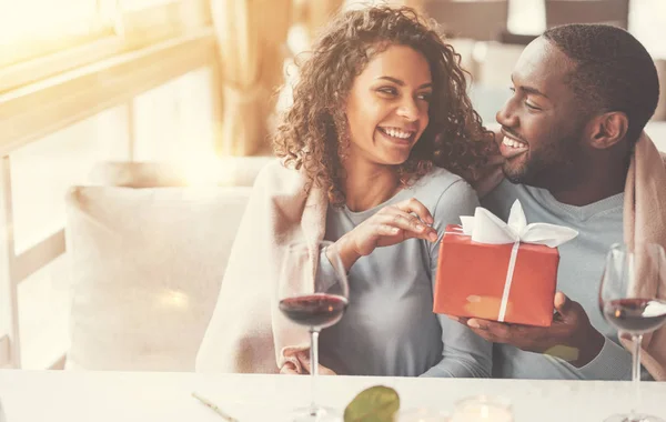 Vrolijke afro Amerikaanse man die een cadeautje — Stockfoto