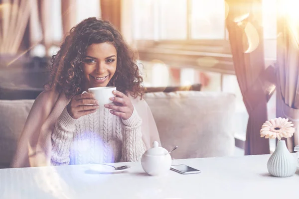 S úsměvem atraktivní žena pití čaje — Stock fotografie