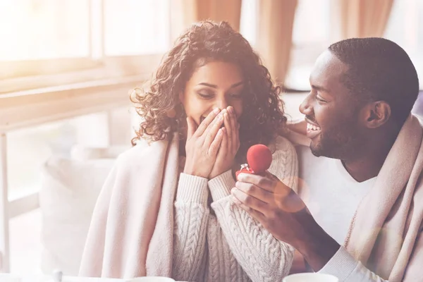 Glücklicher schwarzer Mann schenkt seiner Braut einen Ring — Stockfoto