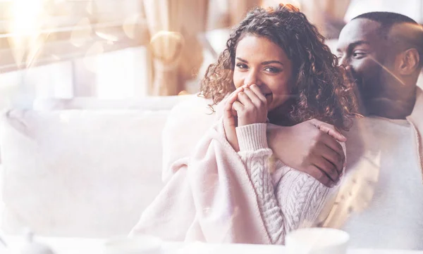 Pareja positiva pasando tiempo con placer — Foto de Stock