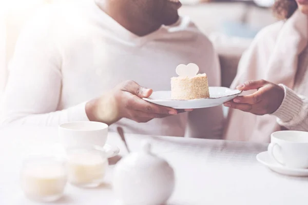 Крупним планом десерт знаходиться в обох руках — стокове фото