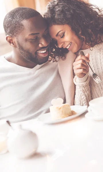 Positivo encantado casal de pessoas africanas passar tempo juntos — Fotografia de Stock