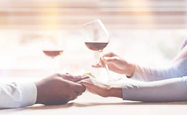 Copa africana femenina con vino tinto — Foto de Stock