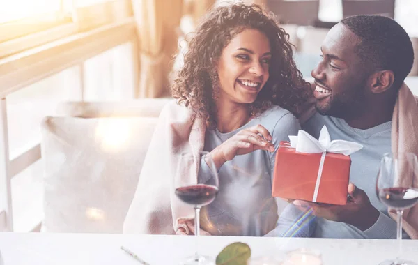 Atractiva morena con sonrisa enigmática — Foto de Stock