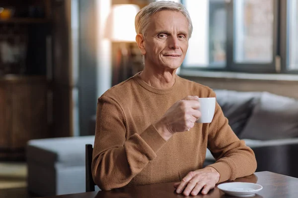 Nyugodt kellemes magas rangú ember iszik kávé otthon — Stock Fotó