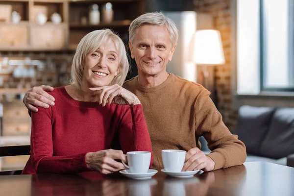 Glada senior människor ler medan sitter tillsammans — Stockfoto