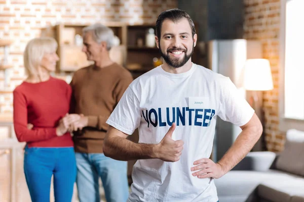 Vrolijke vrijwilligers op zoek tevreden en gelukkig — Stockfoto