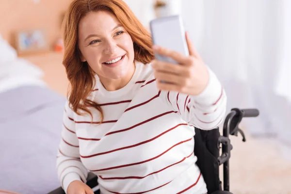 Alerta mujer incapacitada tomando fotos — Foto de Stock