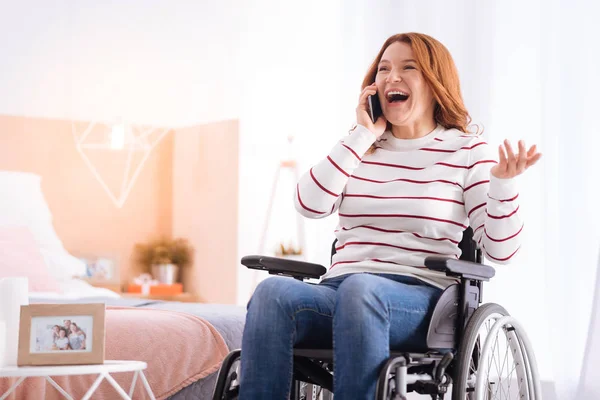 Alerte femme handicapée souriante parlant au téléphone — Photo