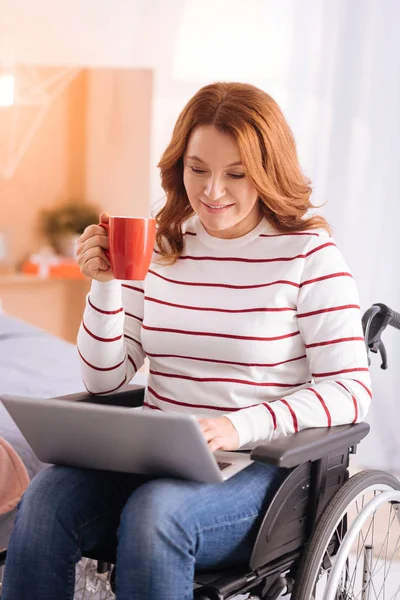 Mujer discapacitada alegre con su portátil — Foto de Stock