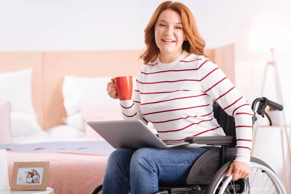 Mujer discapacitada complacida tomando café — Foto de Stock