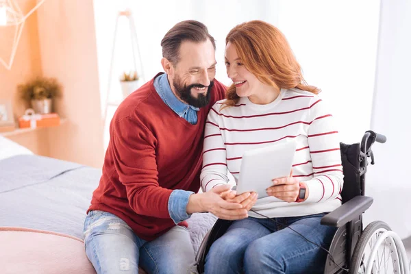 Hombre alegre y mujer discapacitada riendo — Foto de Stock