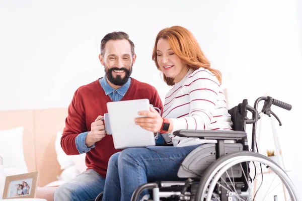 Άνδρας και γυναίκα ανάπηρος που αφιερώνουν χρόνο μαζί — Φωτογραφία Αρχείου