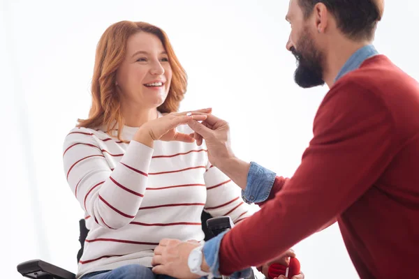 Hombre poniendo un anillo en su dedo de novia feliz — Foto de Stock