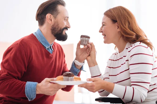 Homem alegre e mulher tendo biscoitos — Fotografia de Stock