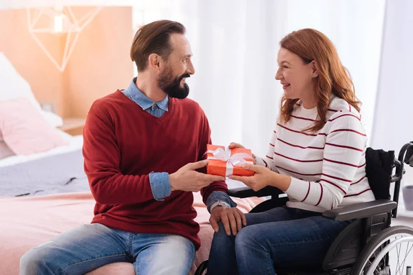 Hombre dando un regalo a la mujer — Foto de Stock