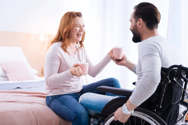Człowiek i niepełnosprawnych kobieta śmiejąc się głośno — Zdjęcie stockowe