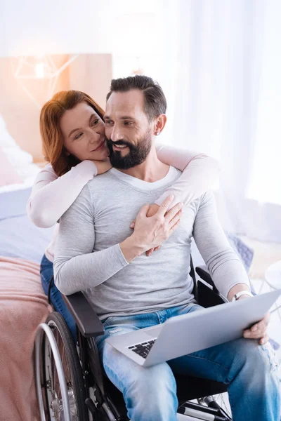 Mujer y hombre discapacitado abrazándose y tomándose de la mano — Foto de Stock