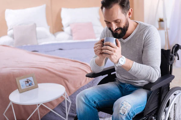 Joyful homem deficiente segurando um copo — Fotografia de Stock