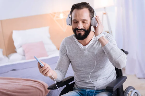 Lisiado escuchando música —  Fotos de Stock