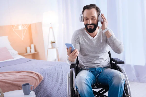 Allegro uomo disabile usando il suo telefono — Foto Stock