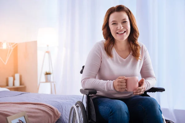 Mujer discapacitada sosteniendo una taza — Foto de Stock