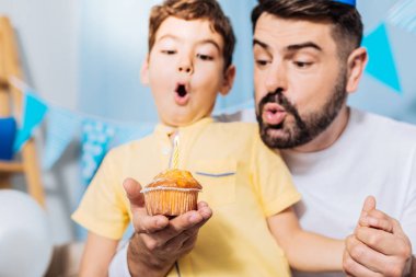 İyimser oğul ve baba mumu üfleme 