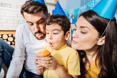 Güzel aile mumu üfleme