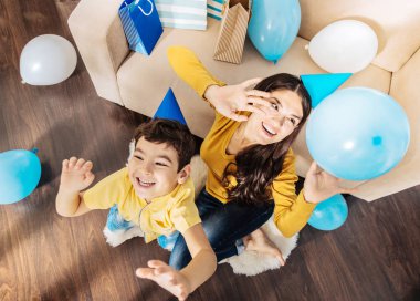 Neşeli oğlu ve balon ile oynarken annesi