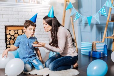 Hoş anne oğluyla mumlar dışarı üfleme