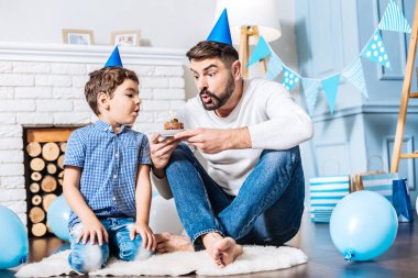 oğul ve baba doğum günü mumu üfleme 