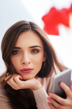 Güzel yeşil gözlü kız kameraya bakıyor