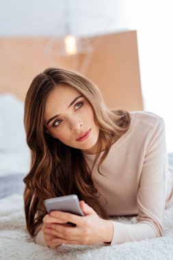 Telefon kullanırken rüya dalgın genç kadın