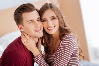 Parlak çift geniş kameraya sırıtarak