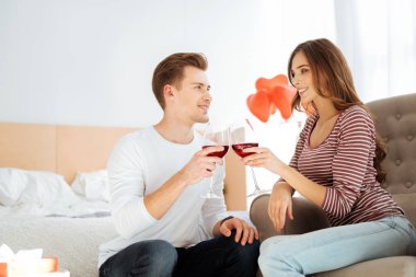 Romantik akşam sırasında evde kaç içki şarap sevgi dolu