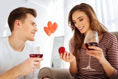 Genç Bayan nişan yüzüğü arıyorum hayran